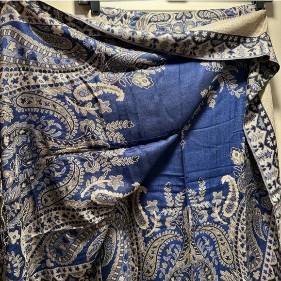 NWOT Chic 100% Cashmere Scarf in Navy and Silver